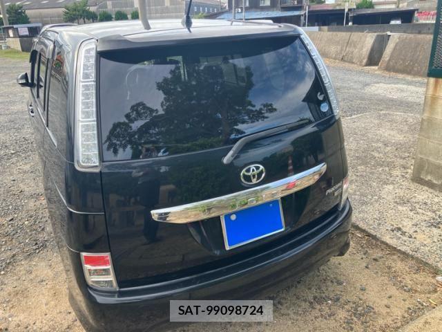 Toyota ISIS 2012-02 8245485-1
