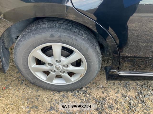 Toyota ISIS 2012-02 8245485-5