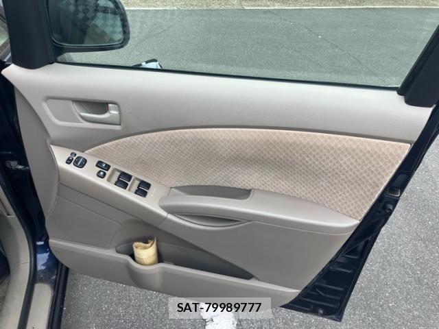 Toyota ISIS 2005-03 8245487-14
