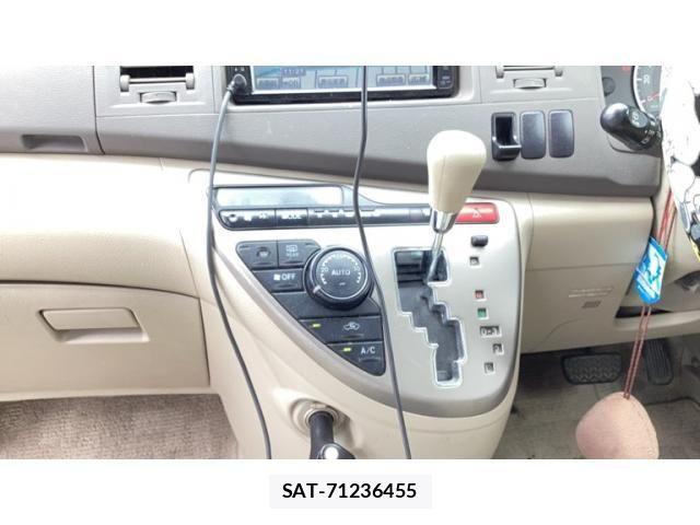 Toyota ISIS 2008-05 8314883-8
