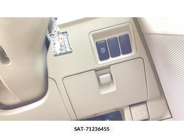 Toyota ISIS 2008-05 8314883-14
