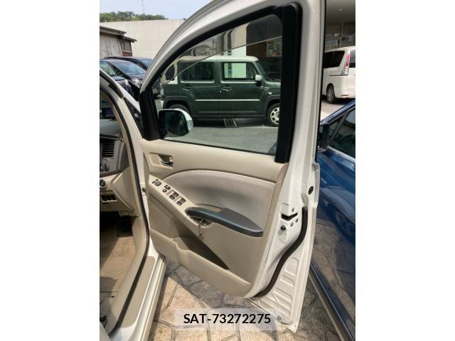 Toyota ISIS 2010-02 8314885-9