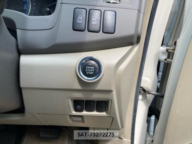 Toyota ISIS 2010-02 8314885-16