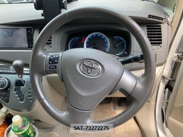 Toyota ISIS 2010-02 8314885-17