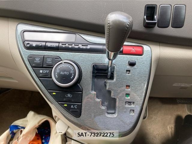 Toyota ISIS 2010-02 8314885-20