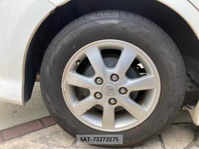 Toyota ISIS 2010-02 8314885-5