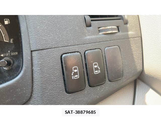 Toyota ISIS 2006-11 8314882-14