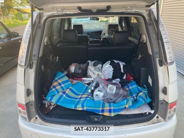 Toyota ISIS 2012-01 8336287-13