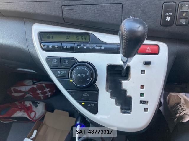 Toyota ISIS 2012-01 8336287-26