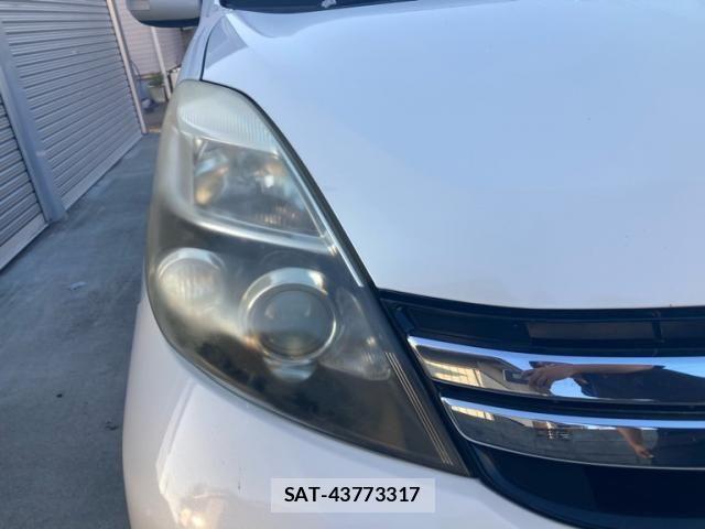 Toyota ISIS 2012-01 8336287-4