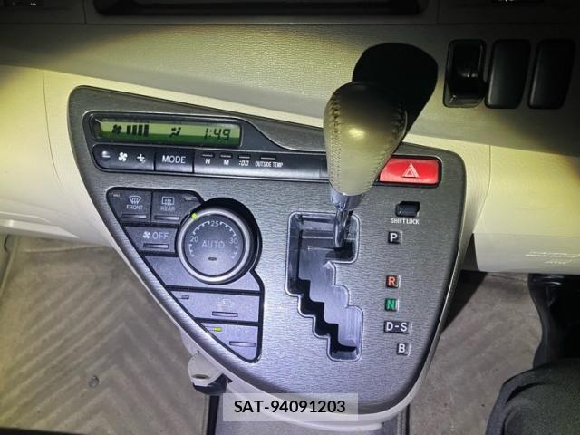 Toyota ISIS 2009-11 8336289-14