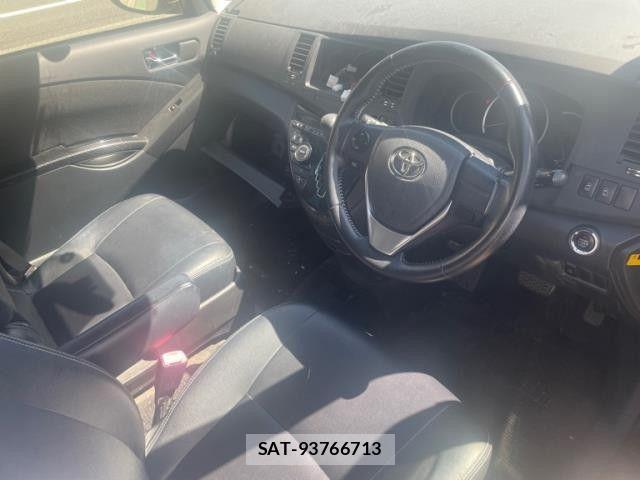 Toyota ISIS 2013-10 8354719-1