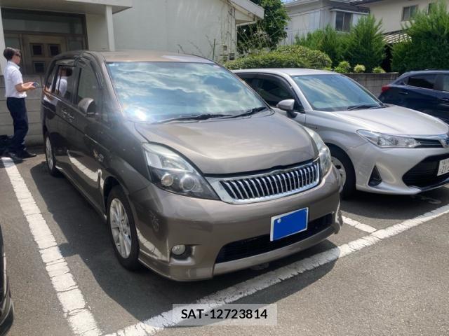 Toyota ISIS 2012-10 8354721-0
