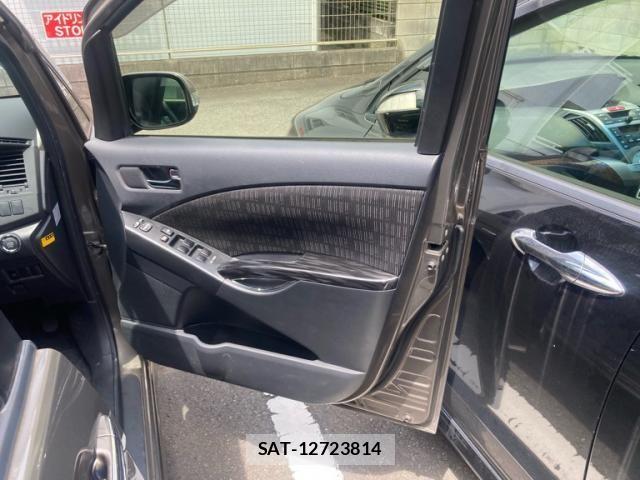Toyota ISIS 2012-10 8354721-12