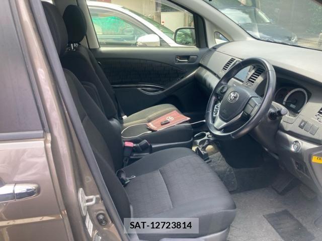 Toyota ISIS 2012-10 8354721-13