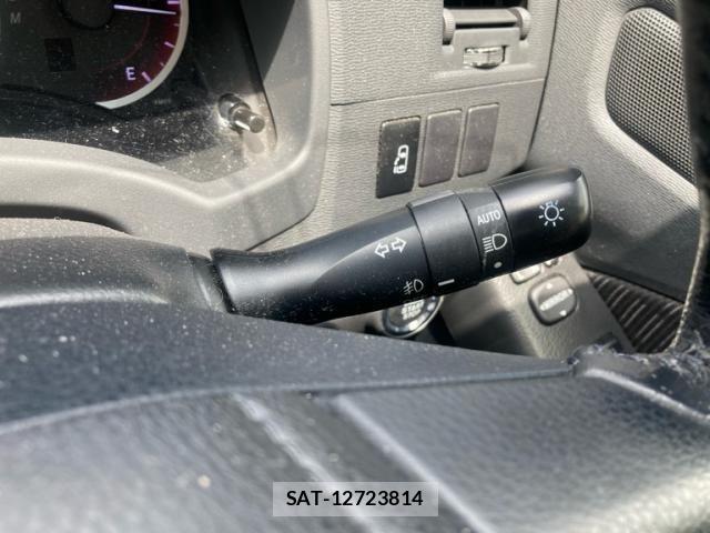 Toyota ISIS 2012-10 8354721-18