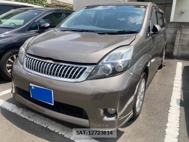 Toyota ISIS 2012-10 8354721-1