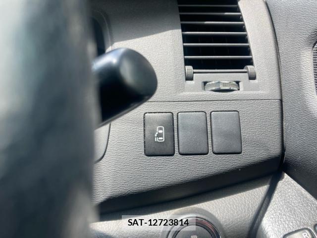 Toyota ISIS 2012-10 8354721-22