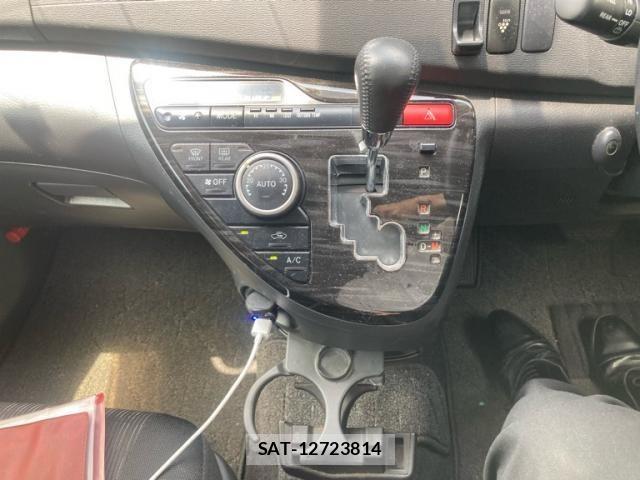 Toyota ISIS 2012-10 8354721-23