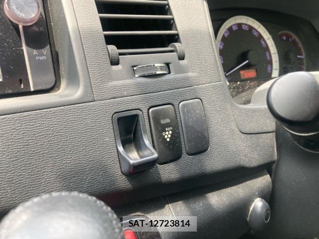 Toyota ISIS 2012-10 8354721-24