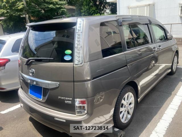 Toyota ISIS 2012-10 8354721-2