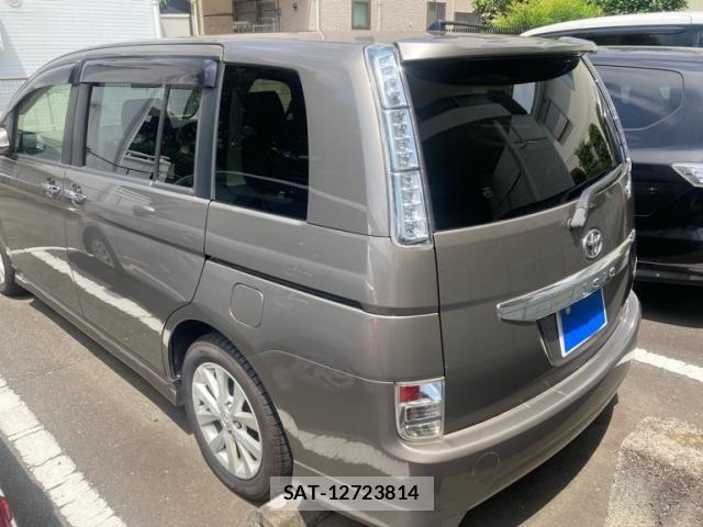 Toyota ISIS 2012-10 8354721-3