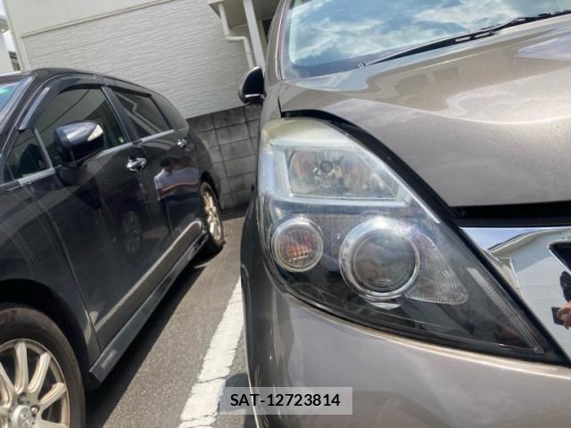 Toyota ISIS 2012-10 8354721-4