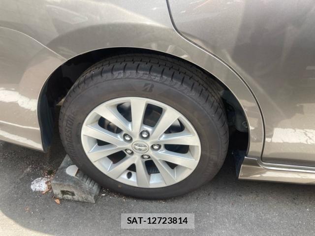 Toyota ISIS 2012-10 8354721-6
