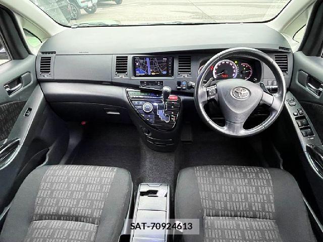 Toyota ISIS 2012-01 8366406-1