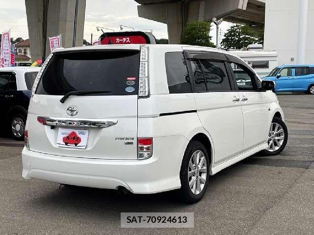 Toyota ISIS 2012-01 8366406-2