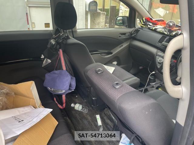 Toyota ISIS 2005-05 8366407-9