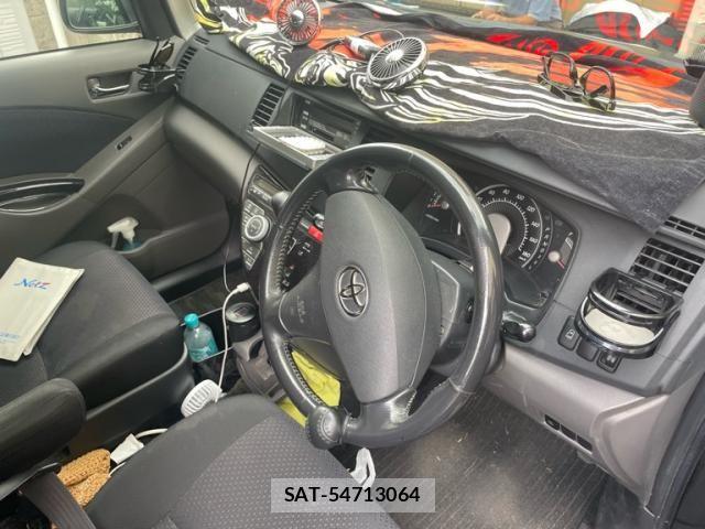 Toyota ISIS 2005-05 8366407-13
