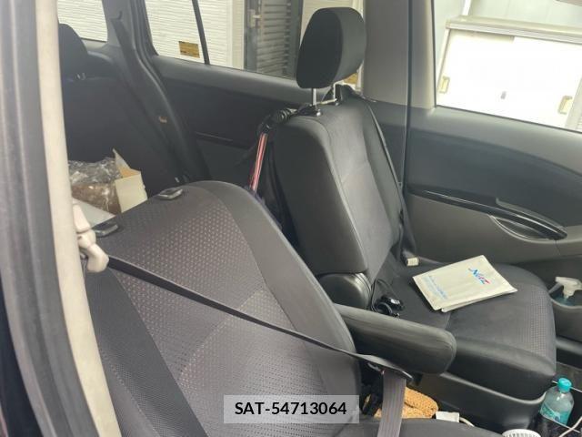 Toyota ISIS 2005-05 8366407-14