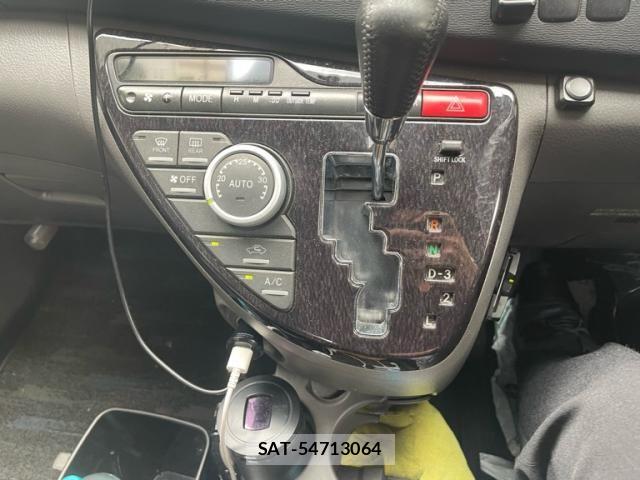 Toyota ISIS 2005-05 8366407-18