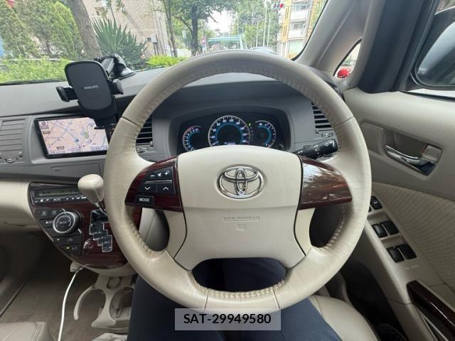 Toyota ISIS 2011-09 8366408-7