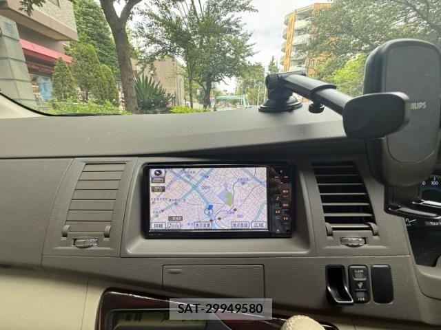 Toyota ISIS 2011-09 8366408-9