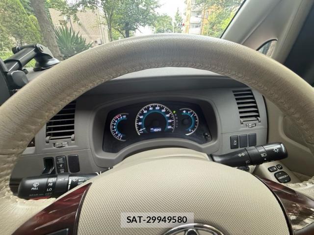 Toyota ISIS 2011-09 8366408-10