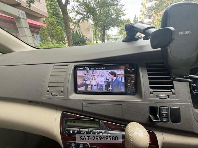 Toyota ISIS 2011-09 8366408-11