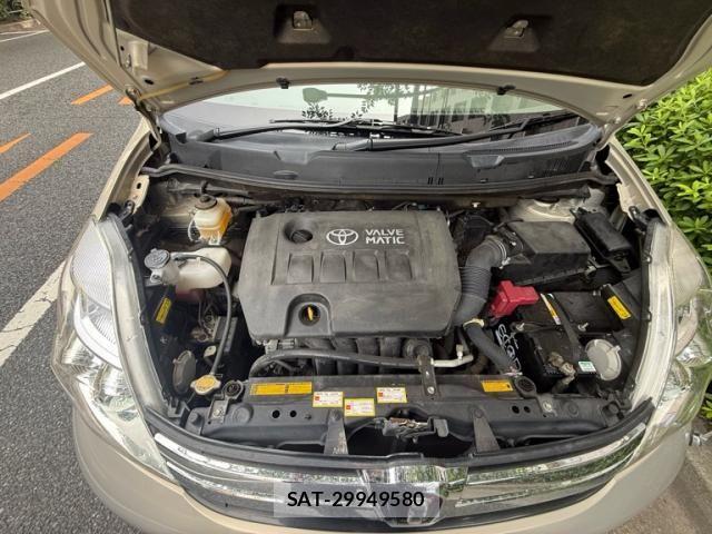 Toyota ISIS 2011-09 8366408-12