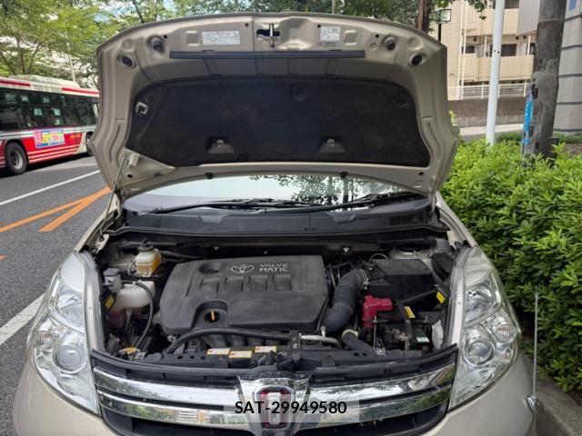 Toyota ISIS 2011-09 8366408-13