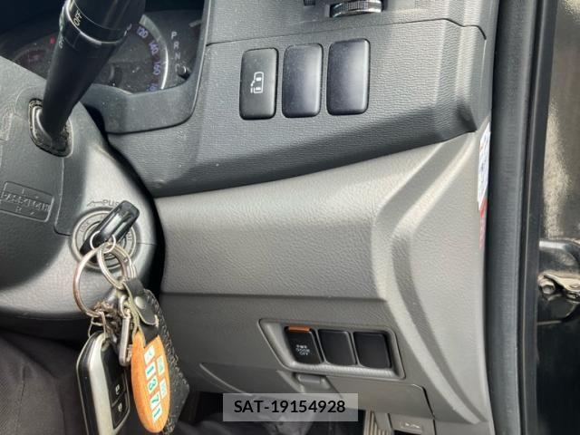 Toyota ISIS 2007-12 8412967-13