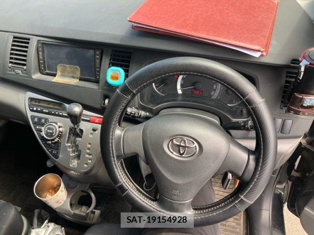 Toyota ISIS 2007-12 8412967-14