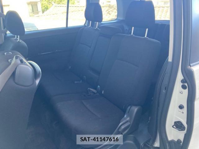 Toyota ISIS 2012-11 8457706-9