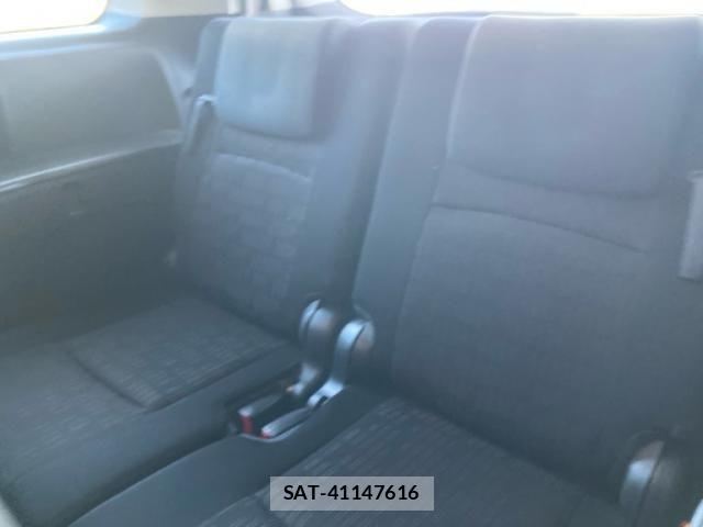 Toyota ISIS 2012-11 8457706-10