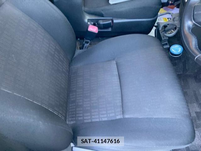 Toyota ISIS 2012-11 8457706-13