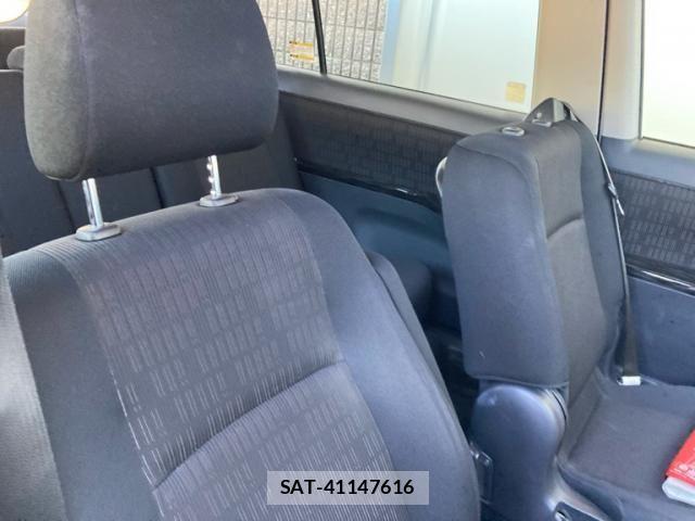 Toyota ISIS 2012-11 8457706-14