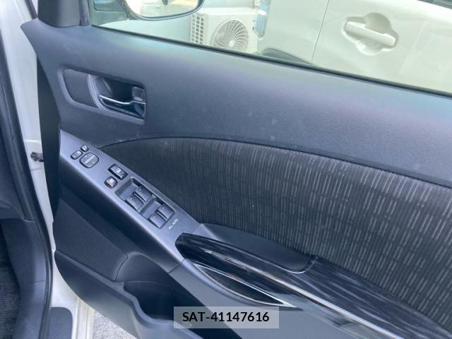Toyota ISIS 2012-11 8457706-15