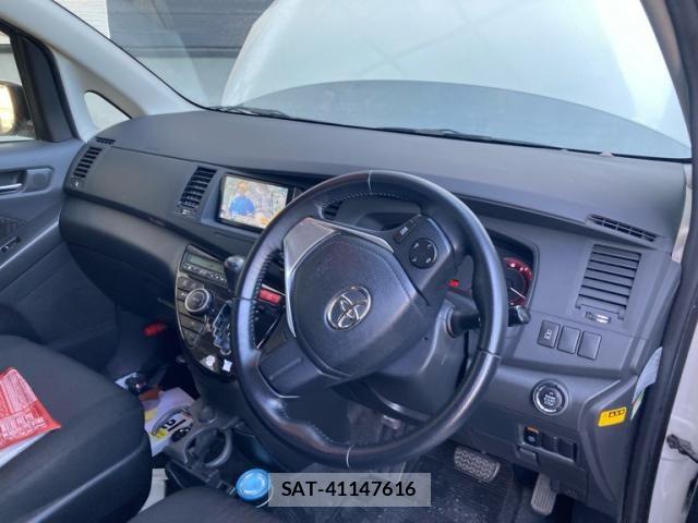 Toyota ISIS 2012-11 8457706-16