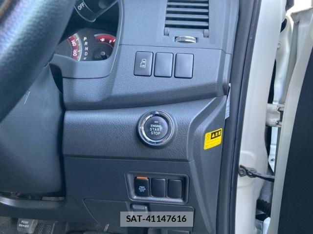Toyota ISIS 2012-11 8457706-17