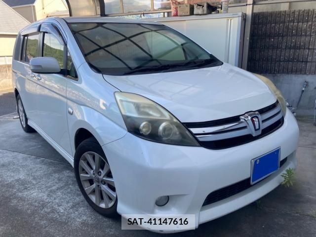 Toyota ISIS 2012-11 8457706-1